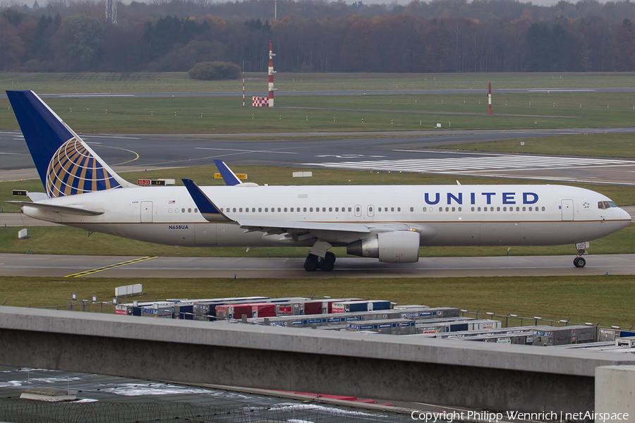 United Airlines Boeing 767-322(ER) (N658UA) | Photo 130746