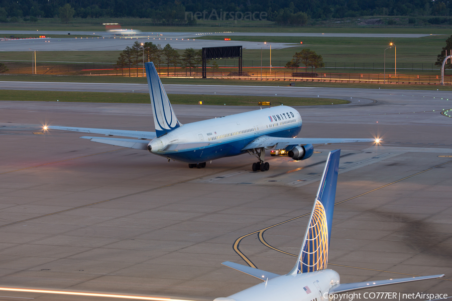 United Airlines Boeing 767-322(ER) (N658UA) | Photo 32206