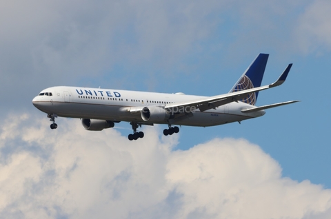 United Airlines Boeing 767-322(ER) (N658UA) at  Chicago - O'Hare International, United States