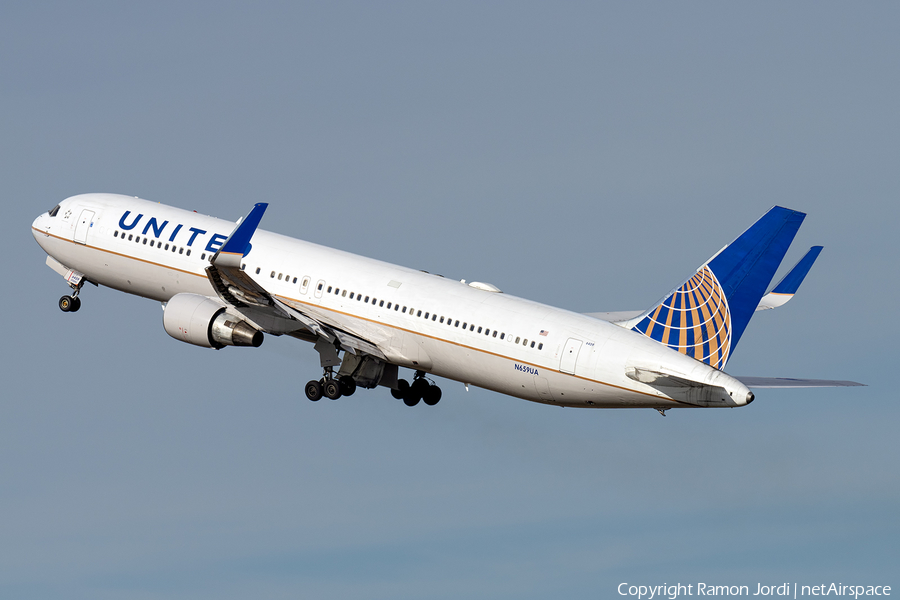 United Airlines Boeing 767-322(ER) (N659UA) | Photo 395539