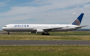 United Airlines Boeing 767-424(ER) (N66051) at  Paris - Charles de Gaulle (Roissy), France