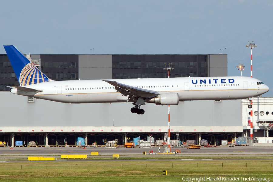 United Airlines Boeing 767-424(ER) (N66051) | Photo 301524