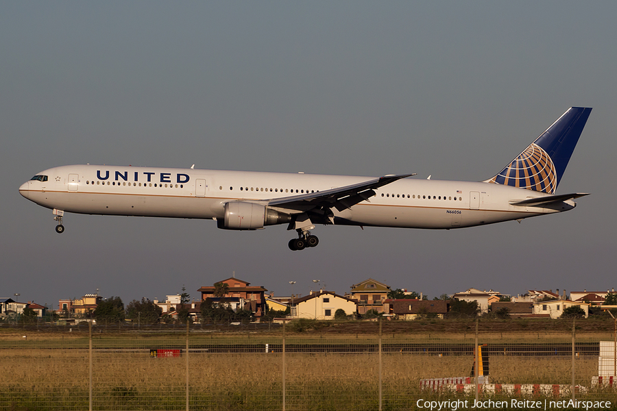 United Airlines Boeing 767-424(ER) (N66056) | Photo 163320