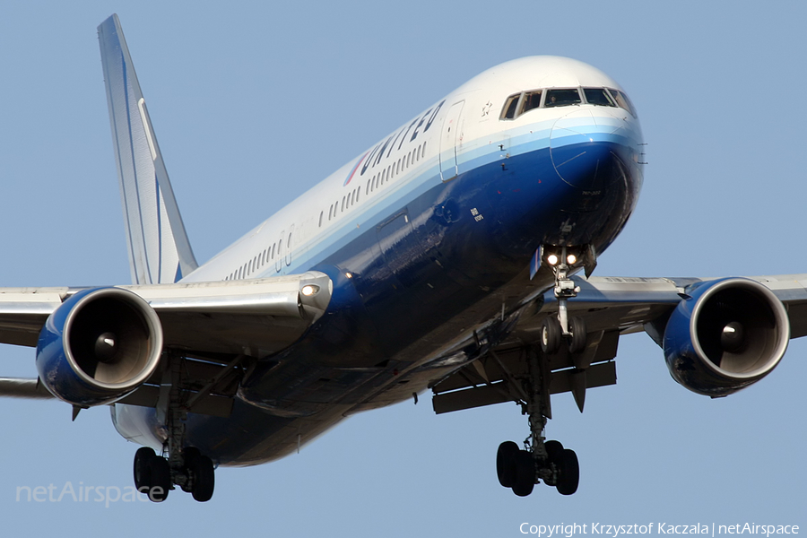 United Airlines Boeing 767-322(ER) (N661UA) | Photo 32719