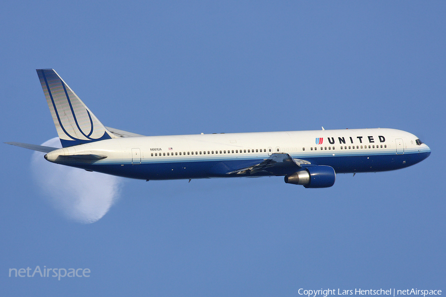 United Airlines Boeing 767-322(ER) (N661UA) | Photo 385911