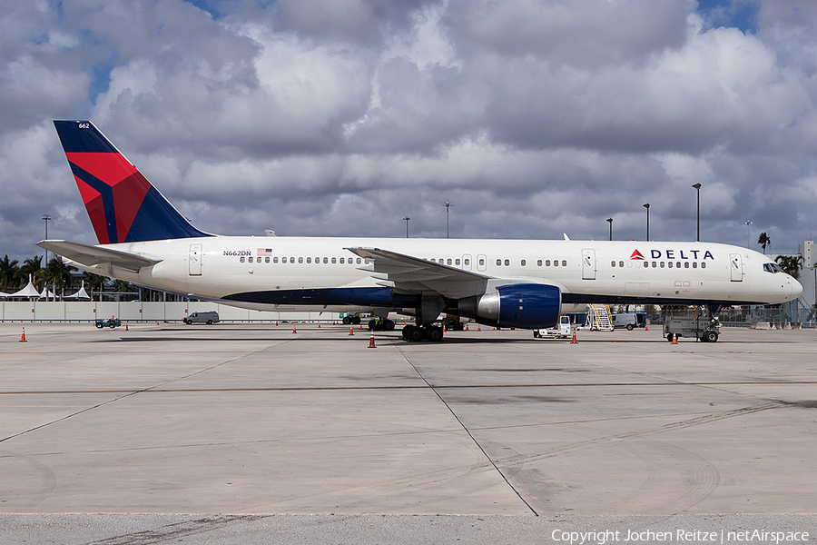 Delta Air Lines Boeing 757-232 (N662DN) | Photo 220509