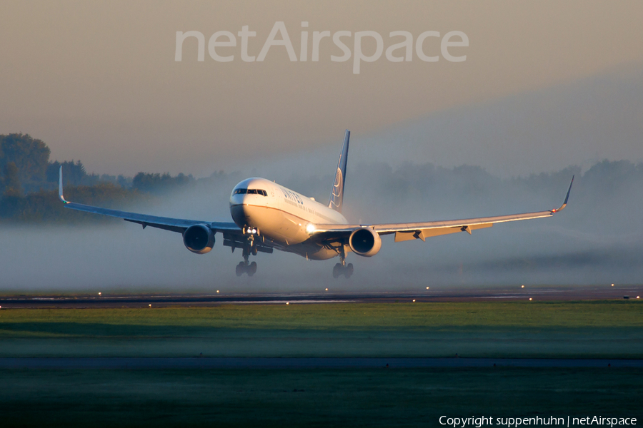 United Airlines Boeing 767-322(ER) (N662UA) | Photo 122149