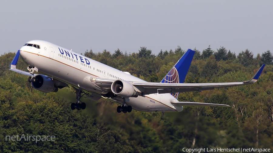 United Airlines Boeing 767-322(ER) (N662UA) | Photo 123718