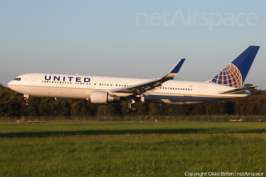 United Airlines Boeing 767-322(ER) (N662UA) | Photo 126182