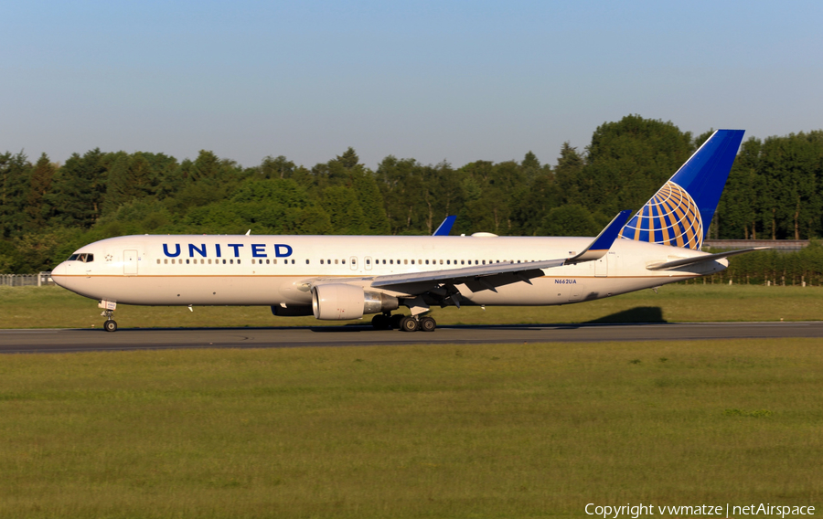 United Airlines Boeing 767-322(ER) (N662UA) | Photo 165058