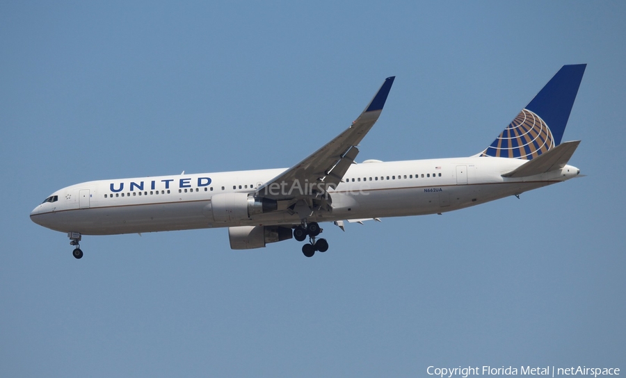 United Airlines Boeing 767-322(ER) (N662UA) | Photo 617839