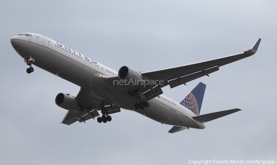United Airlines Boeing 767-322(ER) (N663UA) | Photo 305065