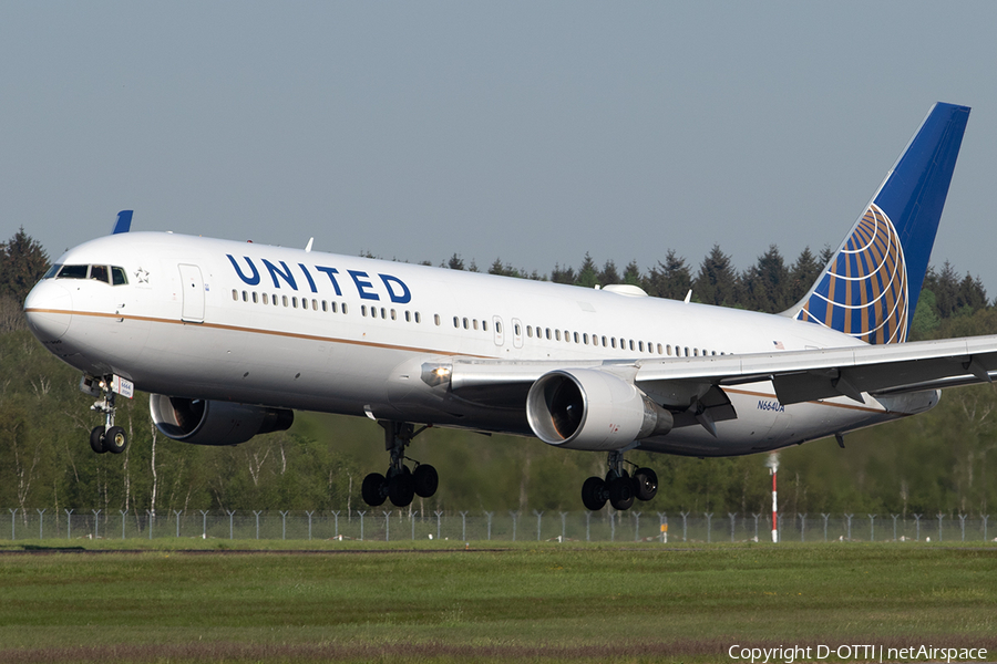 United Airlines Boeing 767-322(ER) (N664UA) | Photo 555680