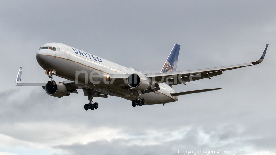 United Airlines Boeing 767-322(ER) (N664UA) | Photo 380555