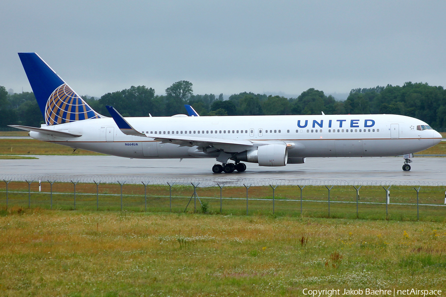 United Airlines Boeing 767-322(ER) (N664UA) | Photo 173749