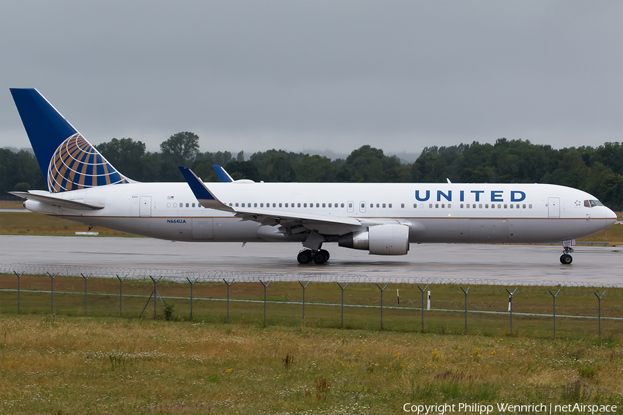 United Airlines Boeing 767-322(ER) (N664UA) | Photo 195050