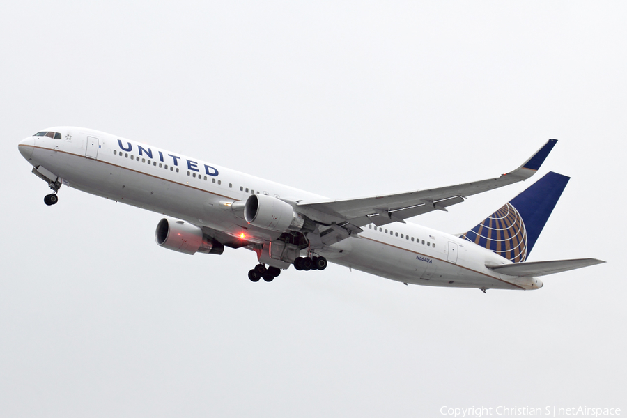 United Airlines Boeing 767-322(ER) (N664UA) | Photo 221603