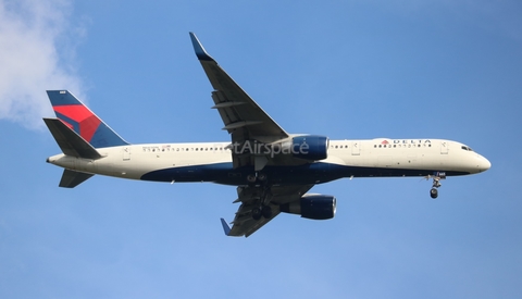 Delta Air Lines Boeing 757-232 (N665DN) at  Orlando - International (McCoy), United States