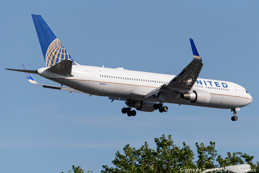 United Airlines Boeing 767-322(ER) (N665UA) | Photo 465652