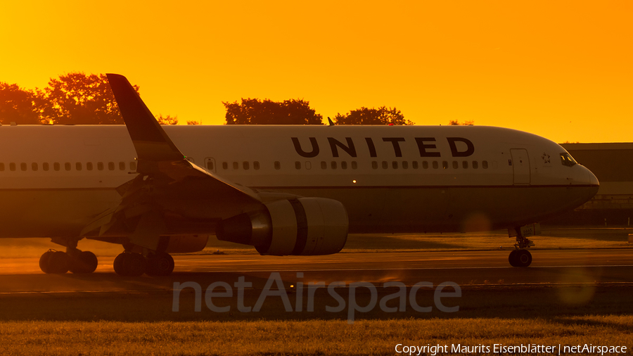 United Airlines Boeing 767-322(ER) (N665UA) | Photo 120099