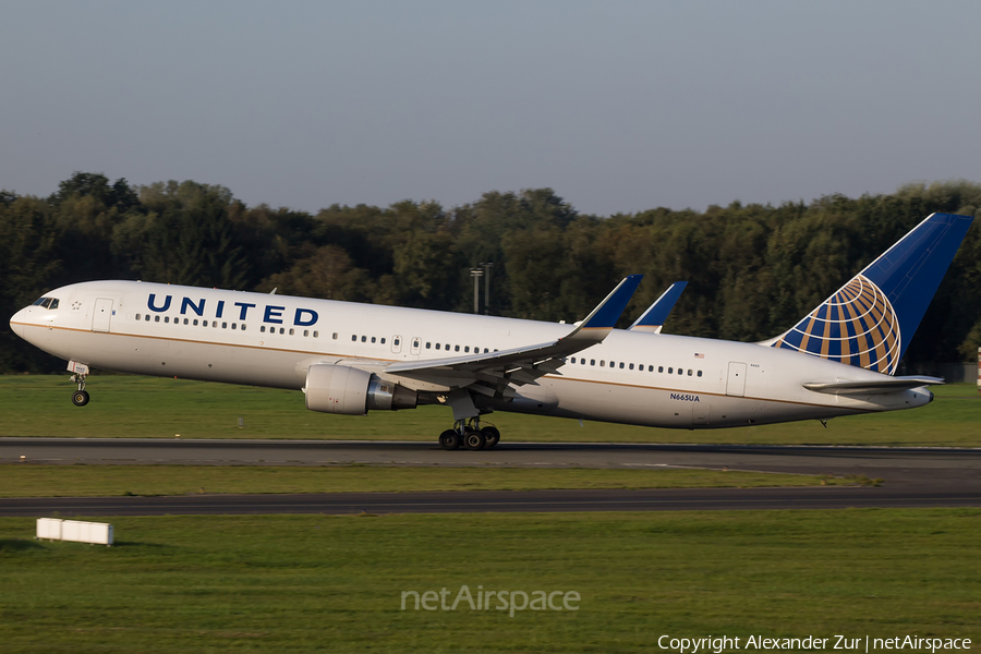 United Airlines Boeing 767-322(ER) (N665UA) | Photo 127977