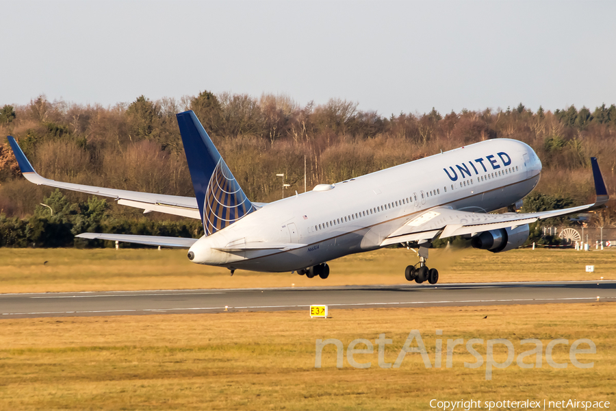 United Airlines Boeing 767-322(ER) (N665UA) | Photo 137910