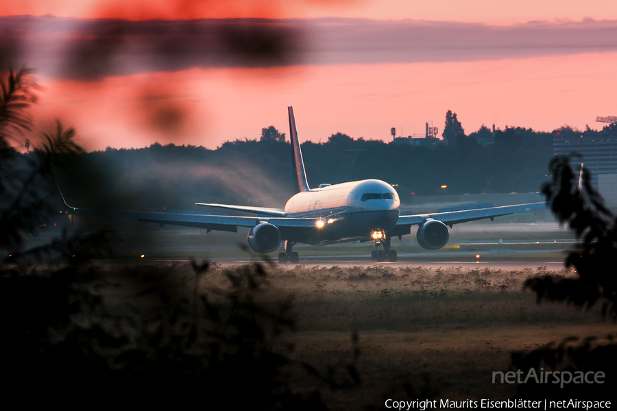 United Airlines Boeing 767-322(ER) (N665UA) | Photo 186095