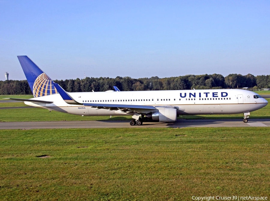United Airlines Boeing 767-322(ER) (N665UA) | Photo 192900