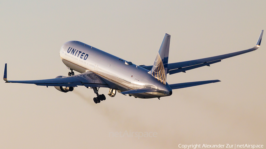 United Airlines Boeing 767-322(ER) (N665UA) | Photo 127978