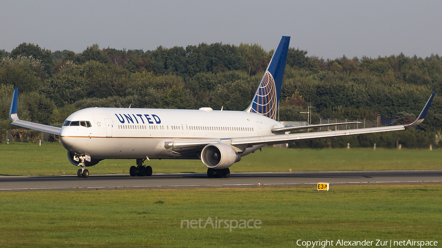 United Airlines Boeing 767-322(ER) (N665UA) | Photo 391254