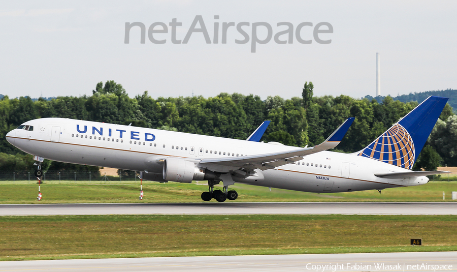 United Airlines Boeing 767-322(ER) (N665UA) | Photo 257701