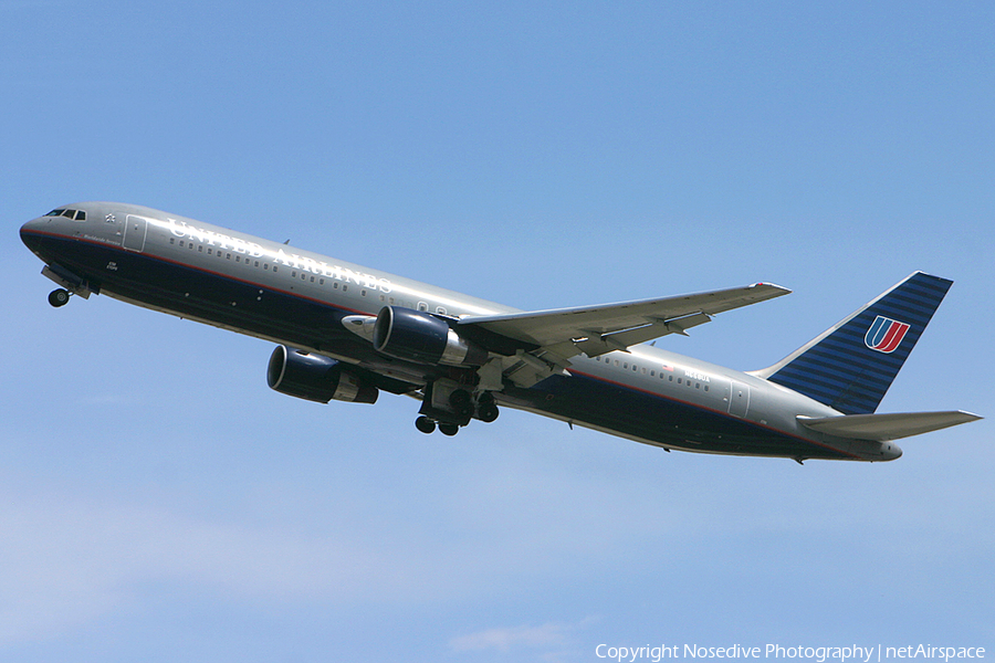United Airlines Boeing 767-322(ER) (N666UA) | Photo 3204