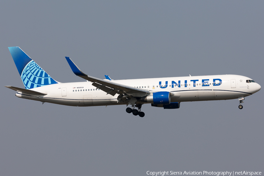 United Airlines Boeing 767-322(ER) (N666UA) | Photo 502354