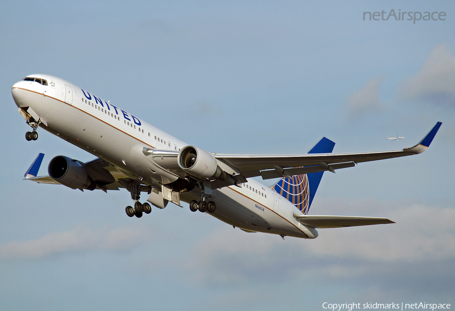 United Airlines Boeing 767-322(ER) (N666UA) | Photo 32500