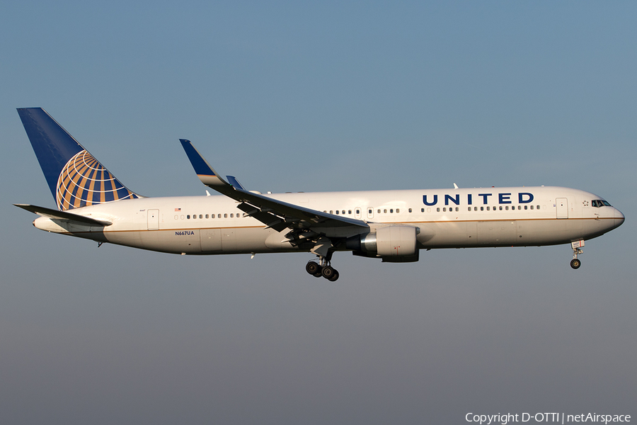 United Airlines Boeing 767-322(ER) (N667UA) | Photo 526893