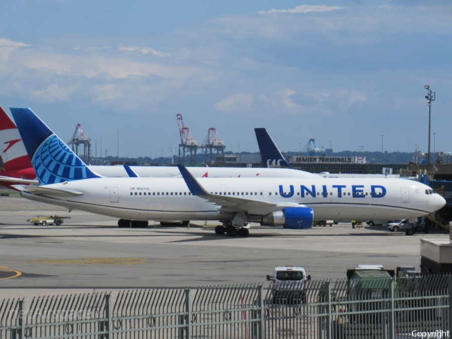 United Airlines Boeing 767-322(ER) (N667UA) | Photo 636294