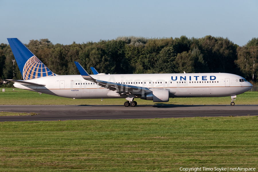 United Airlines Boeing 767-322(ER) (N667UA) | Photo 126308