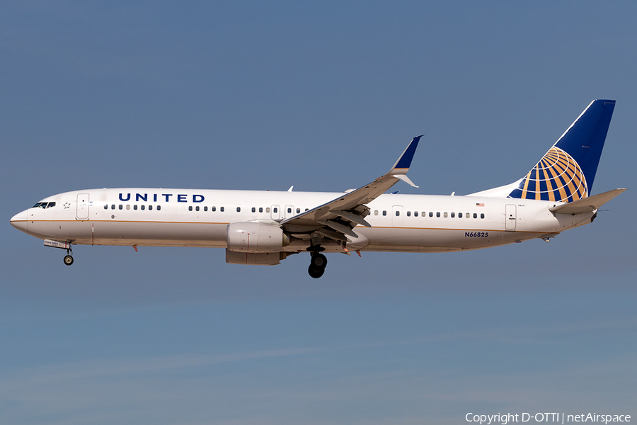 United Airlines Boeing 737-924(ER) (N66825) | Photo 196555