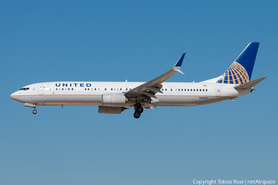 United Airlines Boeing 737-924(ER) (N66831) | Photo 297008