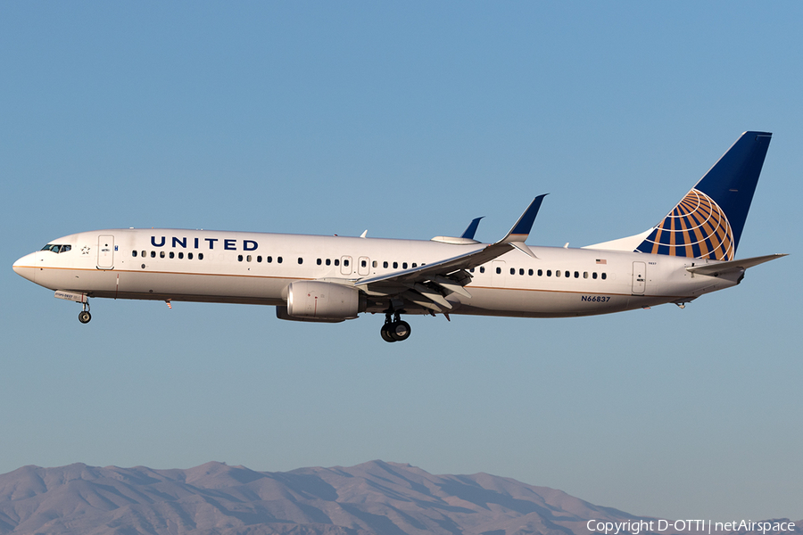 United Airlines Boeing 737-924(ER) (N66837) | Photo 139401