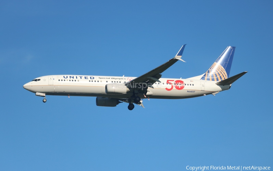 United Airlines Boeing 737-924(ER) (N66837) | Photo 405483