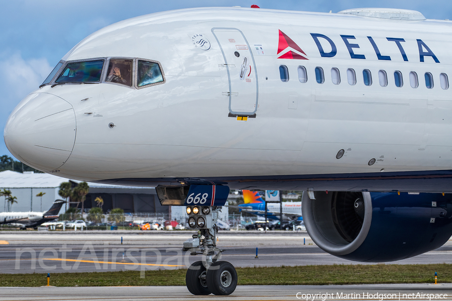 Delta Air Lines Boeing 757-232 (N668DN) | Photo 227252