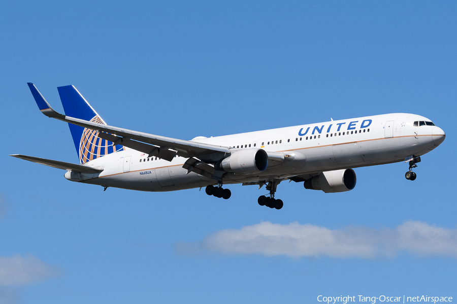 United Airlines Boeing 767-322(ER) (N668UA) | Photo 525438