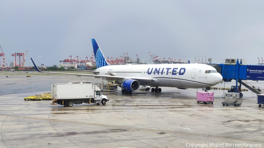 United Airlines Boeing 767-322(ER) (N668UA) | Photo 590382