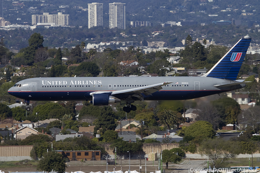 United Airlines Boeing 767-322(ER) (N668UA) | Photo 335333