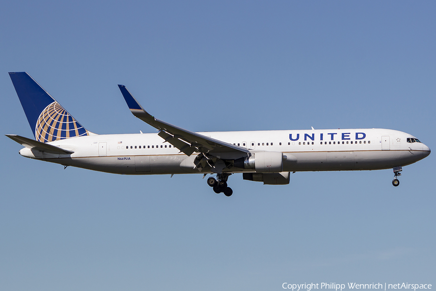 United Airlines Boeing 767-322(ER) (N669UA) | Photo 127957