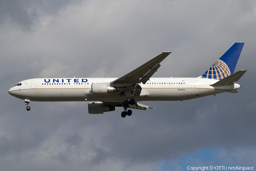 United Airlines Boeing 767-322(ER) (N669UA) | Photo 386539