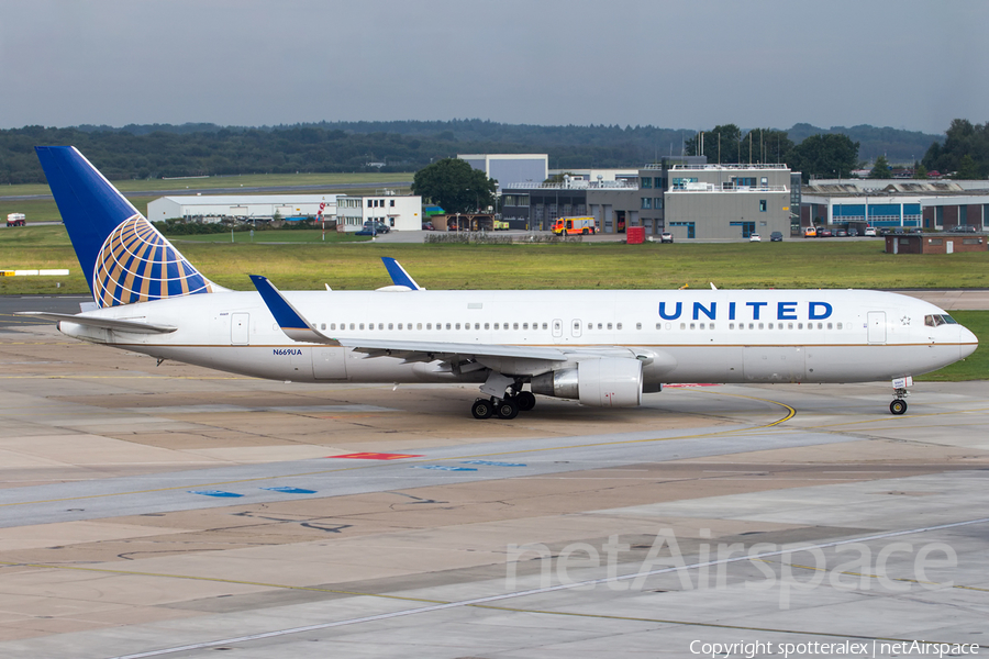 United Airlines Boeing 767-322(ER) (N669UA) | Photo 188967