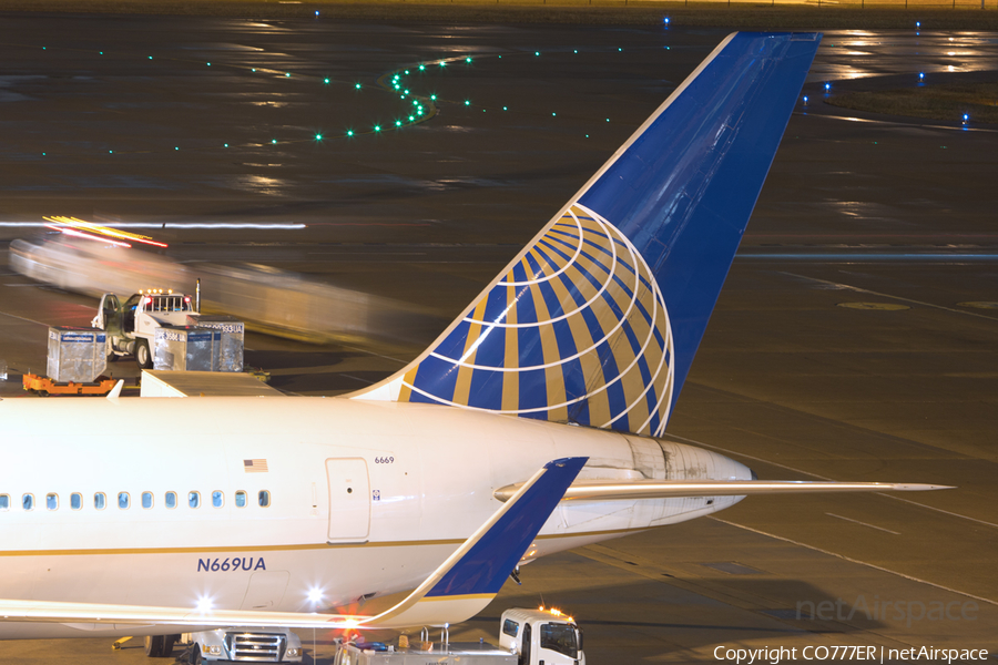 United Airlines Boeing 767-322(ER) (N669UA) | Photo 66746