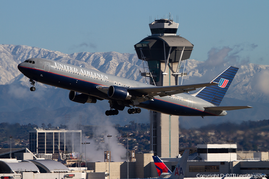 United Airlines Boeing 767-322(ER) (N669UA) | Photo 334569